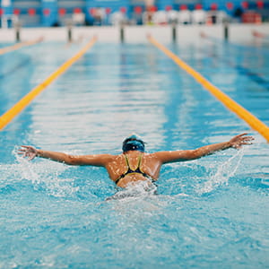 swimmer competing with sport performance psychology and mental training techniques