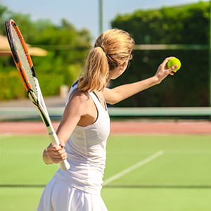 tennis player competing using mental performance coaching techniques from sport psychology